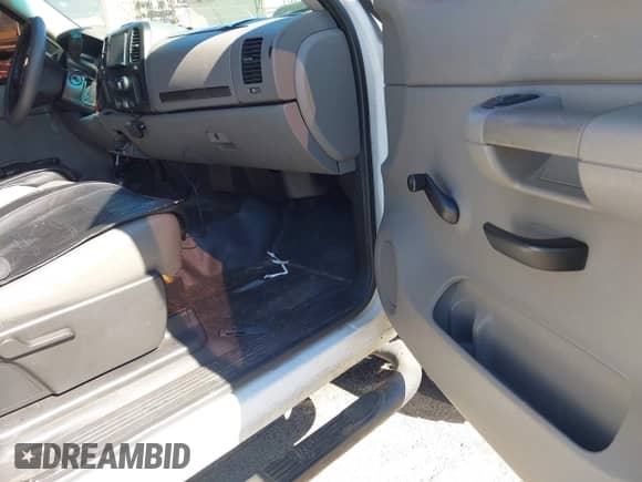 2007 Chevrolet Silverado 2500HD 1LT z VIN 1GCHK23687F509446, wystawiony jako IAAI lot #43417222 z przebiegiem 397 685 mil mil oraz . Historia ofert i sprzedaży dostępna na DreamBid. Obrazek 5.