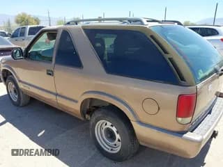 ✅ 1997 Chevrolet Blazer LS • VIN: 1GNCS18W7VK112285 • Lot: 42485308. Wystawiony na IAAI z przebiegiem 207 504 mil. Bezpłatny archiwum sprzedaży aukcyjnych z USA i szczegółowy raport historii pojazdu na DreamBid. Zdjęcie 3.