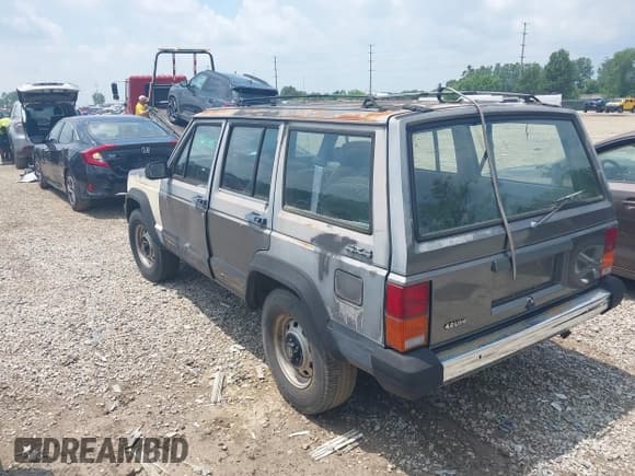✅ 1990 Jeep Cherokee • VIN: 1J4FJ28L4LL164043 • Lot: 42611798. Listed on IAAI with 306,566 mi. Free auction sales archive from the USA and detailed vehicle history report at DreamBid. Image 3.