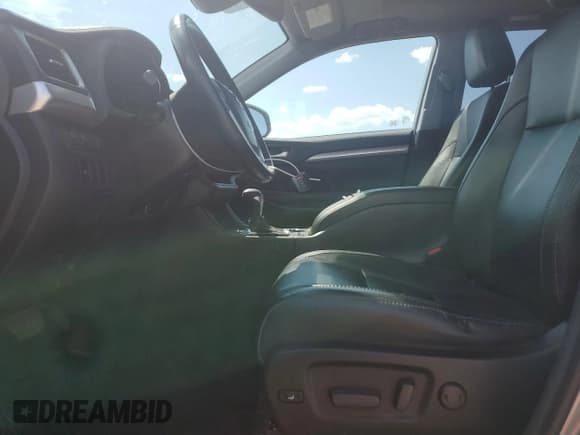 ✅ 2018 Toyota Highlander SE • VIN: 5TDJZRFH6JS551575 • Лот: 66157725. Опубликован ранее на Copart с пробегом 60 211 миль. Бесплатный доступ к архиву аукционных продаж из США и подробный отчёт об истории автомобиля на DreamBid. Изображение 7.