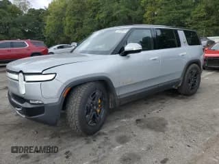 ✅ 2023 Rivian R1S Adventure • VIN: 7PDSGABAXPN010816 • Lot: 82098615. Wystawiony na Copart z przebiegiem 126 mil. Bezpłatny archiwum sprzedaży aukcyjnych z USA i szczegółowy raport historii pojazdu na DreamBid. Zdjęcie 1.