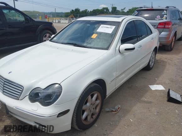 ✅ 2002 Mercedes-Benz C 230/260/280/320 • VIN: WDBRF61J62E008897 • Лот: 42598695. Опубликован ранее на IAAI с пробегом Не указан. Бесплатный доступ к архиву аукционных продаж из США и подробный отчёт об истории автомобиля на DreamBid. Изображение 2.