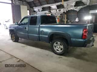 2006 Chevrolet Silverado 1500 Work Truck z VIN 1GCEK19VX6E164128, wystawiony jako Copart lot #89818625 z przebiegiem 174 390 mil mil oraz Czysty tytuł • Clean title. Historia ofert i sprzedaży dostępna na DreamBid. Obrazek 2.