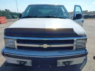 1997 Chevrolet Blazer LS z VIN 1GNDT13W8V2135390, wystawiony jako IAAI lot #43400178 z przebiegiem 130 869 mil mil oraz . Historia ofert i sprzedaży dostępna na DreamBid. Obrazek 6.