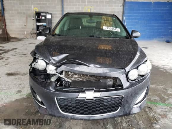 2015 Chevrolet Sonic RS z VIN 1G1JG5SB6F4138938, wystawiony jako Copart lot #77300543 z przebiegiem 156 011 mil mil oraz Szkoda całkowita • Salvage title. Historia ofert i sprzedaży dostępna na DreamBid. Obrazek 5.