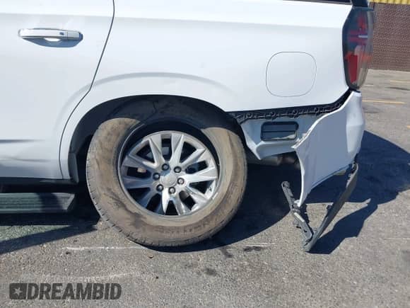 2023 Chevrolet Tahoe Premier z VIN 1GNSKSKD7PR196918, wystawiony jako IAAI lot #43356101 z przebiegiem 13 675 mil mil oraz . Historia ofert i sprzedaży dostępna na DreamBid. Obrazek 6.