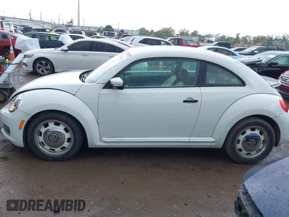 ✅ 2015 Volkswagen Beetle 1.8T • VIN: 3VWF17AT5FM653676 • Lot: 43314976. Wystawiony na IAAI z przebiegiem 46 989 mil. Bezpłatny archiwum sprzedaży aukcyjnych z USA i szczegółowy raport historii pojazdu na DreamBid. Zdjęcie 14.