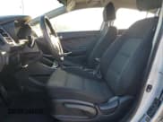 ✅ 2017 Kia Forte LX • VIN: 3KPFK4A73HE060798 • Lot: 90215475. Wystawiony na Copart z przebiegiem 228 478 mil. Bezpłatny archiwum sprzedaży aukcyjnych z USA i szczegółowy raport historii pojazdu na DreamBid. Zdjęcie 7.