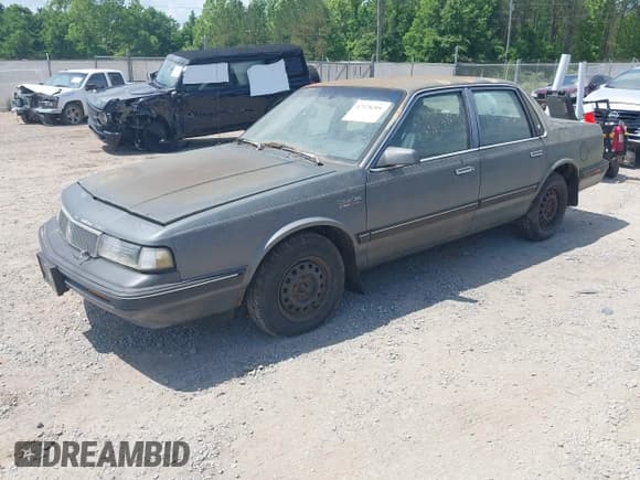 ✅ 1989 Oldsmobile Cutlass Ciera • VIN: 2G3AJ51NXK2439345 • Lot: 42128301. Wystawiony na IAAI z przebiegiem 241 434 mil. Bezpłatny archiwum sprzedaży aukcyjnych z USA i szczegółowy raport historii pojazdu na DreamBid. Zdjęcie 2.