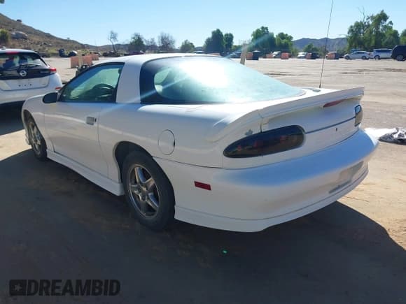 ✅ 2000 Chevrolet Camaro • VIN: 2G1FP22K2Y2151957 • Lot: 43775707. Wystawiony na IAAI z przebiegiem 147 122 mil. Bezpłatny archiwum sprzedaży aukcyjnych z USA i szczegółowy raport historii pojazdu na DreamBid. Zdjęcie 3.