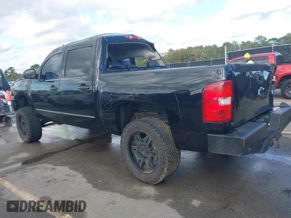 ✅ 2013 Chevrolet Silverado 1500 LT • VIN: 3GCPKSE79DG299855 • Lot: 43572016. Wystawiony na IAAI z przebiegiem 210 674 mil. Bezpłatny archiwum sprzedaży aukcyjnych z USA i szczegółowy raport historii pojazdu na DreamBid. Zdjęcie 3.