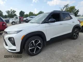 2021 Chevrolet TrailBlazer RS z VIN KL79MTSLXMB180843, wystawiony jako Copart lot #80158265 z przebiegiem 60 806 mil mil oraz Szkoda całkowita • Salvage title. Historia ofert i sprzedaży dostępna na DreamBid. Obrazek 1.