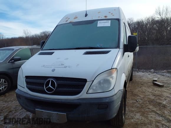 ✅ 2013 Mercedes-Benz Sprinter Cargo • VIN: WD3PE8CC3D5725941 • Lot: 41216662. Wystawiony na IAAI z przebiegiem 264 910 mil. Bezpłatny archiwum sprzedaży aukcyjnych z USA i szczegółowy raport historii pojazdu na DreamBid. Zdjęcie 12.