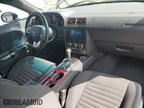 2014 Dodge Challenger SXT z VIN 2C3CDYAG0EH195293, wystawiony jako Copart lot #69801784 z przebiegiem 158 460 mil mil oraz Szkoda całkowita • Salvage title. Historia ofert i sprzedaży dostępna na DreamBid. Obrazek 8.