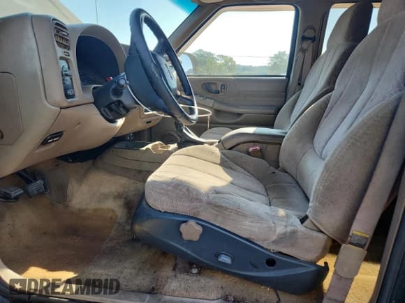 ✅ 1999 GMC Jimmy SLE • VIN: 1GKCS13W7X2559867 • Lot: 84391705. Listed on Copart with 281,224 mi. Free auction sales archive from the USA and detailed vehicle history report at DreamBid. Image 7.