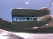 ✅ 2021 Dodge Challenger R/T • VIN: 2C3CDZBTXMH526591 • Lot: 48560473. Wystawiony na Copart z przebiegiem 41 825 mil. Bezpłatny archiwum sprzedaży aukcyjnych z USA i szczegółowy raport historii pojazdu na DreamBid. Zdjęcie 10.