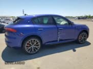 ✅ 2023 Maserati Grecale Modena • VIN: ZN682AVM4P7432217 • Lot: 55184694. Wystawiony na Copart z przebiegiem 1 417 mil. Bezpłatny archiwum sprzedaży aukcyjnych z USA i szczegółowy raport historii pojazdu na DreamBid. Zdjęcie 3.