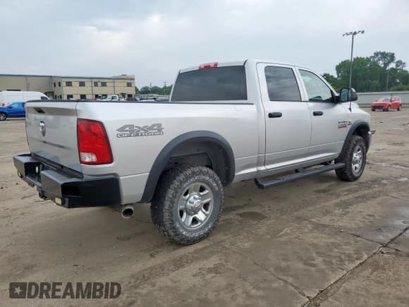 ✅ 2018 Ram 2500 Tradesman • VIN: 3C6UR5CL3JG337101 • Lot: 57189245. Wystawiony na Copart z przebiegiem 96 022 mil. Bezpłatny archiwum sprzedaży aukcyjnych z USA i szczegółowy raport historii pojazdu na DreamBid. Zdjęcie 3.