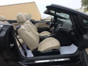 ✅ 2016 Buick Cascada Premium • VIN: W04WT3N58GG130062 • Lot: 90408065. Wystawiony na Copart z przebiegiem 46 998 mil. Bezpłatny archiwum sprzedaży aukcyjnych z USA i szczegółowy raport historii pojazdu na DreamBid. Zdjęcie 5.