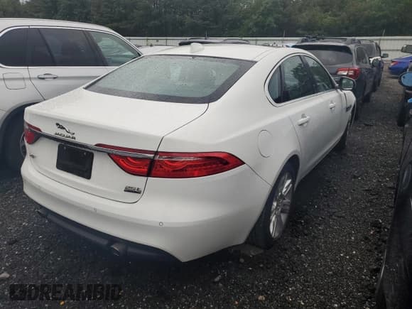 ✅ 2018 Jaguar XF 25t Premium • VIN: SAJBJ4FX8JCY55502 • Lot: 63573375. Wystawiony na Copart z przebiegiem 66 979 mil. Bezpłatny archiwum sprzedaży aukcyjnych z USA i szczegółowy raport historii pojazdu na DreamBid. Zdjęcie 3.