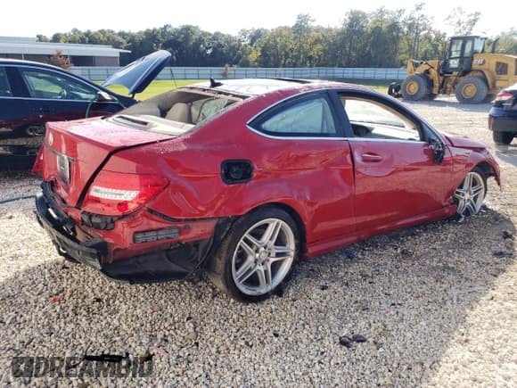 ✅ 2015 Mercedes-Benz C 250 • VIN: WDDGJ4HB6FG406198 • Lot: 84950245. Wystawiony na Copart z przebiegiem Nie podano. Bezpłatny archiwum sprzedaży aukcyjnych z USA i szczegółowy raport historii pojazdu na DreamBid. Zdjęcie 3.