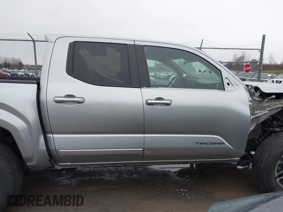 ✅ 2024 Toyota Tacoma TRD Sport • VIN: 3TMLB5JN5RM083921 • Lot: 43628715. Listed on IAAI with 18,380 mi. Free auction sales archive from the USA and detailed vehicle history report at DreamBid. Image 14.
