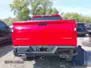 2020 Chevrolet Silverado 1500 Custom Trail Boss z VIN 1GCPYCEF0LZ153399, wystawiony jako IAAI lot #43232591 z przebiegiem 53 389 mil mil oraz . Historia ofert i sprzedaży dostępna na DreamBid. Obrazek 16.