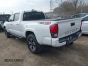 ✅ 2018 Toyota Tacoma SR5 • VIN: 3TMDZ5BN9JM051105 • Lot: 41708034. Wystawiony na IAAI z przebiegiem 98 000 mil. Bezpłatny archiwum sprzedaży aukcyjnych z USA i szczegółowy raport historii pojazdu na DreamBid. Zdjęcie 3.