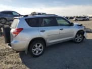 ✅ 2009 Toyota RAV4 • VIN: JTMBK33V29D008439 • Lot: 86337645. Wystawiony na Copart z przebiegiem 210 439 mil. Bezpłatny archiwum sprzedaży aukcyjnych z USA i szczegółowy raport historii pojazdu na DreamBid. Zdjęcie 3.