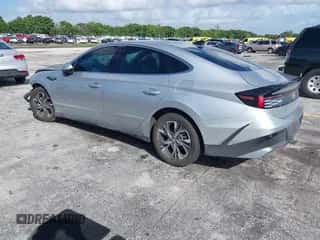 2024 Hyundai Sonata SEL z VIN KMHL64JA0RA415980, wystawiony jako IAAI lot #43358120 z przebiegiem 19 685 mil mil oraz . Historia ofert i sprzedaży dostępna na DreamBid. Obrazek 3.