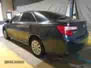 2013 Toyota Camry L z VIN 4T4BF1FK8DR286055, wystawiony jako Copart lot #70346645 z przebiegiem 198 456 mil mil oraz Czysty tytuł • Clean title. Historia ofert i sprzedaży dostępna na DreamBid. Obrazek 2.