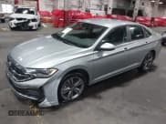 ✅ 2024 Volkswagen Jetta SE • VIN: 3VWEM7BU8RM049764 • Lot: 43900582. Wystawiony na IAAI z przebiegiem 27 524 mil. Bezpłatny archiwum sprzedaży aukcyjnych z USA i szczegółowy raport historii pojazdu na DreamBid. Zdjęcie 17.