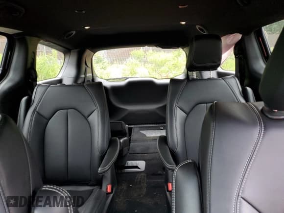 ✅ 2025 Chrysler Pacifica Hybrid Select • VIN: 2C4RC1S77SR572643 • Lot: 62849685. Listed on Copart with 4,501 mi. Free auction sales archive from the USA and detailed vehicle history report at DreamBid. Image 10.