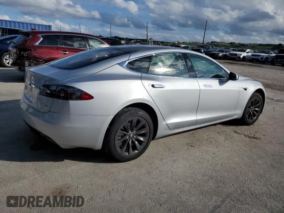 ✅ 2017 Tesla Model S 100D • VIN: 5YJSA1E20HF218801 • Lot: 90690205. Wystawiony na Copart z przebiegiem Nie podano. Bezpłatny archiwum sprzedaży aukcyjnych z USA i szczegółowy raport historii pojazdu na DreamBid. Zdjęcie 3.