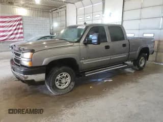 ✅ 2007 Chevrolet Silverado 2500HD Work Truck • VIN: 1GCHK23UX7F118930 • Lot: 74747034. Wystawiony na Copart z przebiegiem 160 560 mil. Bezpłatny archiwum sprzedaży aukcyjnych z USA i szczegółowy raport historii pojazdu na DreamBid. Zdjęcie 1.