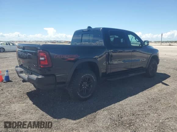 2025 Ram 1500 Rebel z VIN 1C6SRFLP3SN705978, wystawiony jako Copart lot #69084135 z przebiegiem Nie podano mil oraz Szkoda całkowita • Salvage title. Historia ofert i sprzedaży dostępna na DreamBid. Obrazek 3.