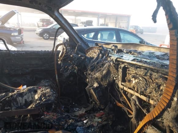 ✅ 2004 Chevrolet Silverado 1500 LS • VIN: 2GCEK13T241398804 • Lot: 41468650. Wystawiony na IAAI z przebiegiem Nie podano. Bezpłatny archiwum sprzedaży aukcyjnych z USA i szczegółowy raport historii pojazdu na DreamBid. Zdjęcie 5.