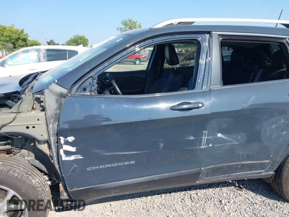 ✅ 2018 Jeep Cherokee Latitude Plus • VIN: 1C4PJMLB9JD572274 • Lot: 42968854. Wystawiony na IAAI z przebiegiem 52 506 mil. Bezpłatny archiwum sprzedaży aukcyjnych z USA i szczegółowy raport historii pojazdu na DreamBid. Zdjęcie 17.