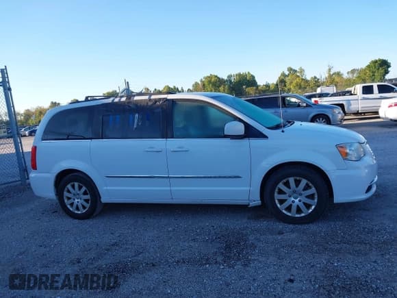 ✅ 2016 Chrysler Town & Country Touring • VIN: 2C4RC1BG6GR296687 • Лот: 43451966. Опубликован ранее на IAAI с пробегом 201 470 миль. Бесплатный доступ к архиву аукционных продаж из США и подробный отчёт об истории автомобиля на DreamBid. Изображение 13.