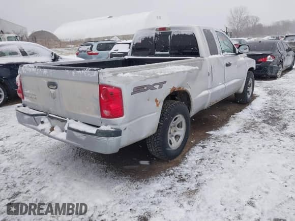 2007 Dodge Dakota ST z VIN 1D7HW22K87S256435, wystawiony jako IAAI lot #41036279 z przebiegiem 198 616 mil mil oraz . Historia ofert i sprzedaży dostępna na DreamBid. Obrazek 4.