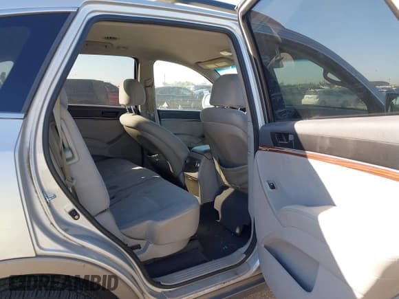 ✅ 2010 Hyundai Veracruz Limited • VIN: KM8NU4CC7AU128104 • Lot: 43588908. Listed on IAAI with 215,888 mi. Free auction sales archive from the USA and detailed vehicle history report at DreamBid. Image 8.