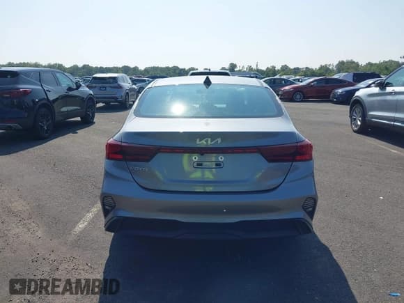 ✅ 2024 Kia Forte LXS • VIN: 3KPF24AD8RE738503 • Lot: 42774843. Wystawiony na IAAI z przebiegiem 29 673 mil. Bezpłatny archiwum sprzedaży aukcyjnych z USA i szczegółowy raport historii pojazdu na DreamBid. Zdjęcie 16.