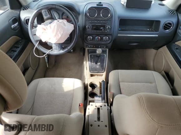 ✅ 2015 Jeep Patriot Latitude • VIN: 1C4NJRFB8FD207205 • Lot: 51487645. Listed on Copart with 181,649 mi. Free auction sales archive from the USA and detailed vehicle history report at DreamBid. Image 8.