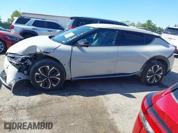 ✅ 2024 Kia EV6 Wind • VIN: KNDC3DLC1R5182759 • Lot: 42809240. Wystawiony na IAAI z przebiegiem 24 183 mil. Bezpłatny archiwum sprzedaży aukcyjnych z USA i szczegółowy raport historii pojazdu na DreamBid. Zdjęcie 14.