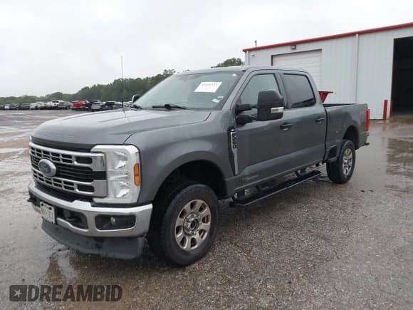 ✅ 2024 Ford F-250 XL • VIN: 1FT7W2BT2REE01002 • Lot: 43105733. Wystawiony na IAAI z przebiegiem 62 496 mil. Bezpłatny archiwum sprzedaży aukcyjnych z USA i szczegółowy raport historii pojazdu na DreamBid. Zdjęcie 2.