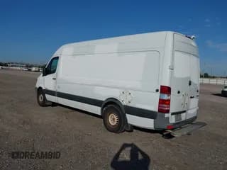 ✅ 2012 Mercedes-Benz Sprinter Cargo • VIN: WD3PE8CB8C5682025 • Lot: 43695918. Wystawiony na IAAI z przebiegiem 410 272 mil. Bezpłatny archiwum sprzedaży aukcyjnych z USA i szczegółowy raport historii pojazdu na DreamBid. Zdjęcie 3.
