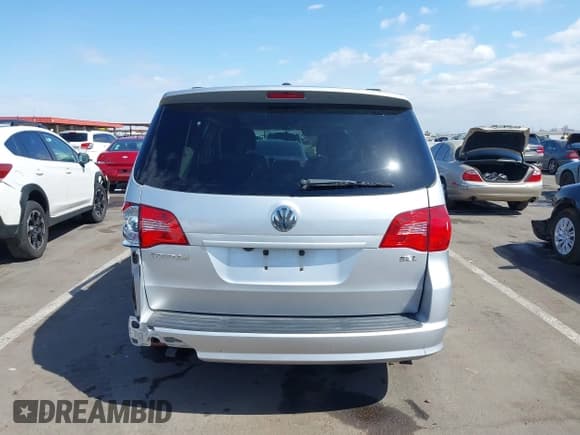 ✅ 2011 Volkswagen Routan SEL • VIN: 2V4RW5DG1BR670701 • Лот: 42067249. Опубликован ранее на IAAI с пробегом 211 632 миль. Бесплатный доступ к архиву аукционных продаж из США и подробный отчёт об истории автомобиля на DreamBid. Изображение 17.