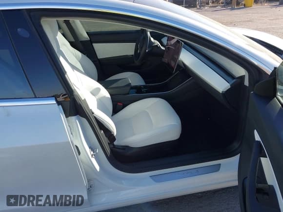 ✅ 2020 Tesla Model 3 Long Range • VIN: 5YJ3E1EB2LF720100 • Lot: 43426081. Wystawiony na IAAI z przebiegiem 61 297 mil. Bezpłatny archiwum sprzedaży aukcyjnych z USA i szczegółowy raport historii pojazdu na DreamBid. Zdjęcie 5.