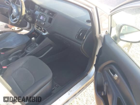 ✅ 2013 Kia Rio LX • VIN: KNADM4A33D6305871 • Lot: 43807224. Wystawiony na IAAI z przebiegiem 124 403 mil. Bezpłatny archiwum sprzedaży aukcyjnych z USA i szczegółowy raport historii pojazdu na DreamBid. Zdjęcie 5.