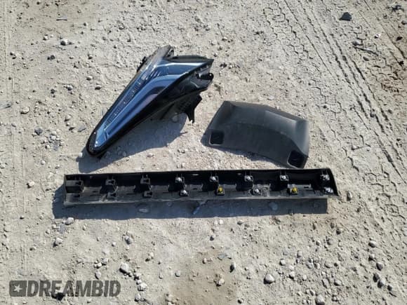 ✅ 2022 Cadillac XT5 Premium Luxury AWD • VIN: 1GYKNERS9NZ120517 • Lot: 52633745. Wystawiony na Copart z przebiegiem 31 456 mil. Bezpłatny archiwum sprzedaży aukcyjnych z USA i szczegółowy raport historii pojazdu na DreamBid. Zdjęcie 13.